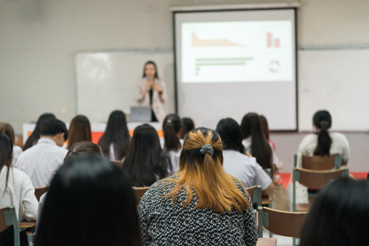Sala de capacitación con participantes atendiendo una presentación