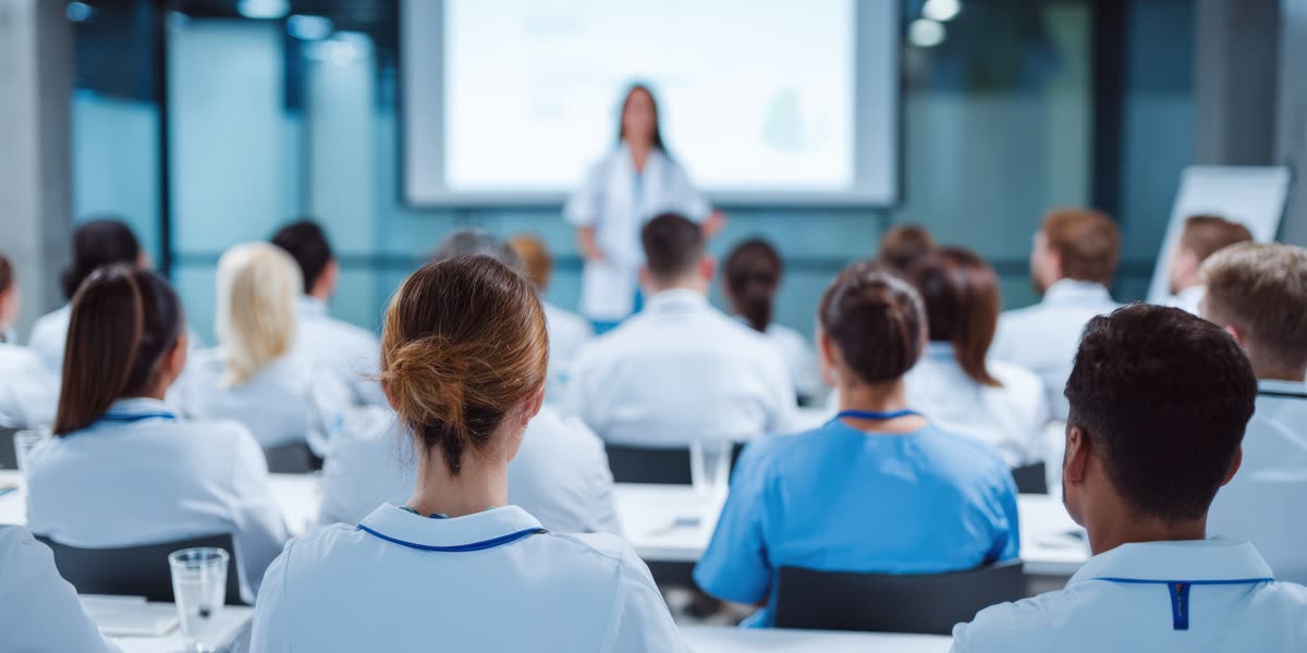 Profesionales de la salud participando en una capacitación